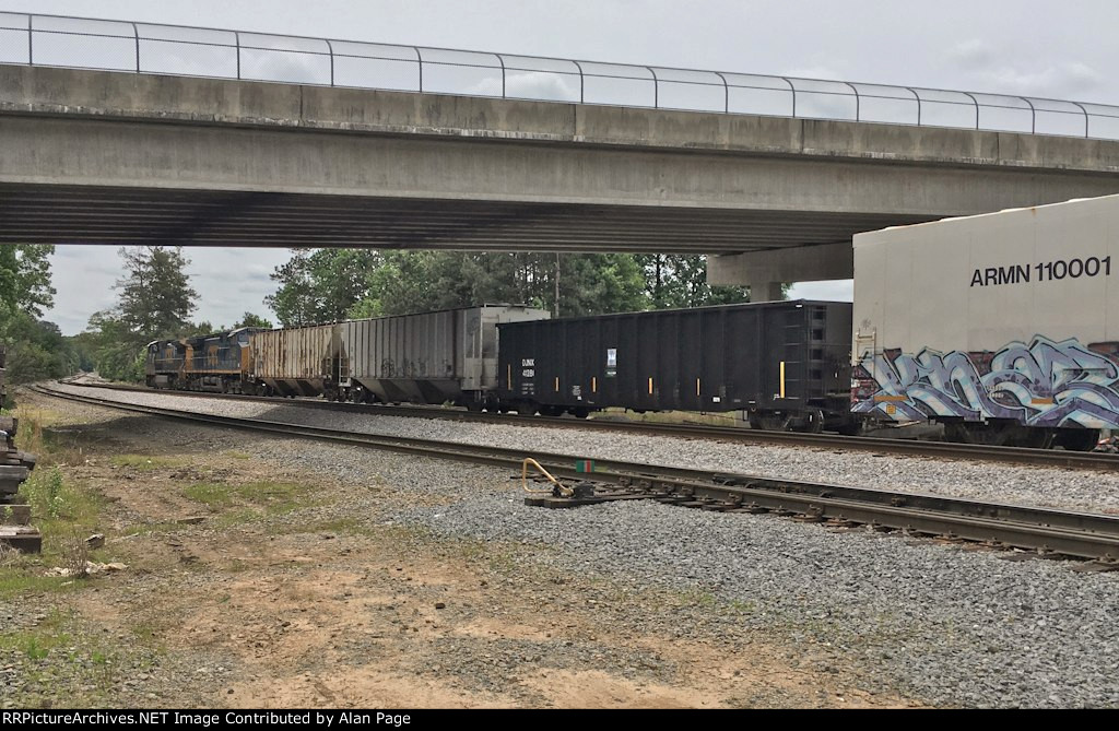 CSX 7846 and 7029 work the yard